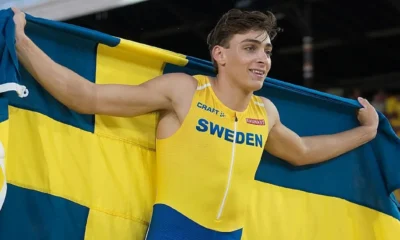 Duplantis colla bandiera della Svezia sulle spalle