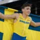 Duplantis colla bandiera della Svezia sulle spalle