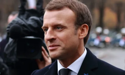Emannuel Macron sorride in una strada