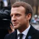 Emannuel Macron sorride in una strada