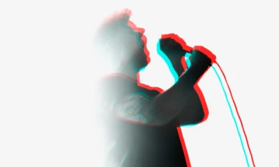 Fedez canta in controluce