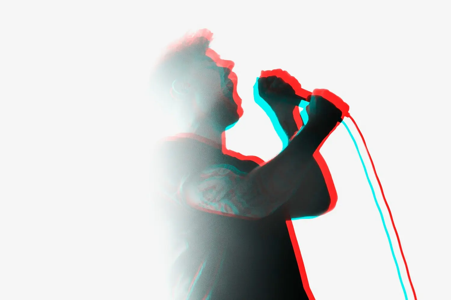 Fedez canta in controluce