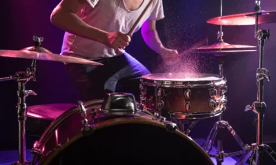 batterista mentre suona in diretta
