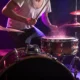 batterista mentre suona in diretta