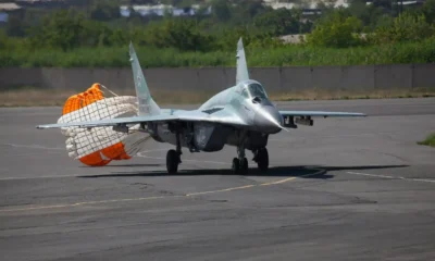 caccia da guerra della nato in atterraggio
