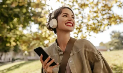 chica escuchando audio lossless en un parque