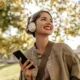 chica escuchando audio lossless en un parque