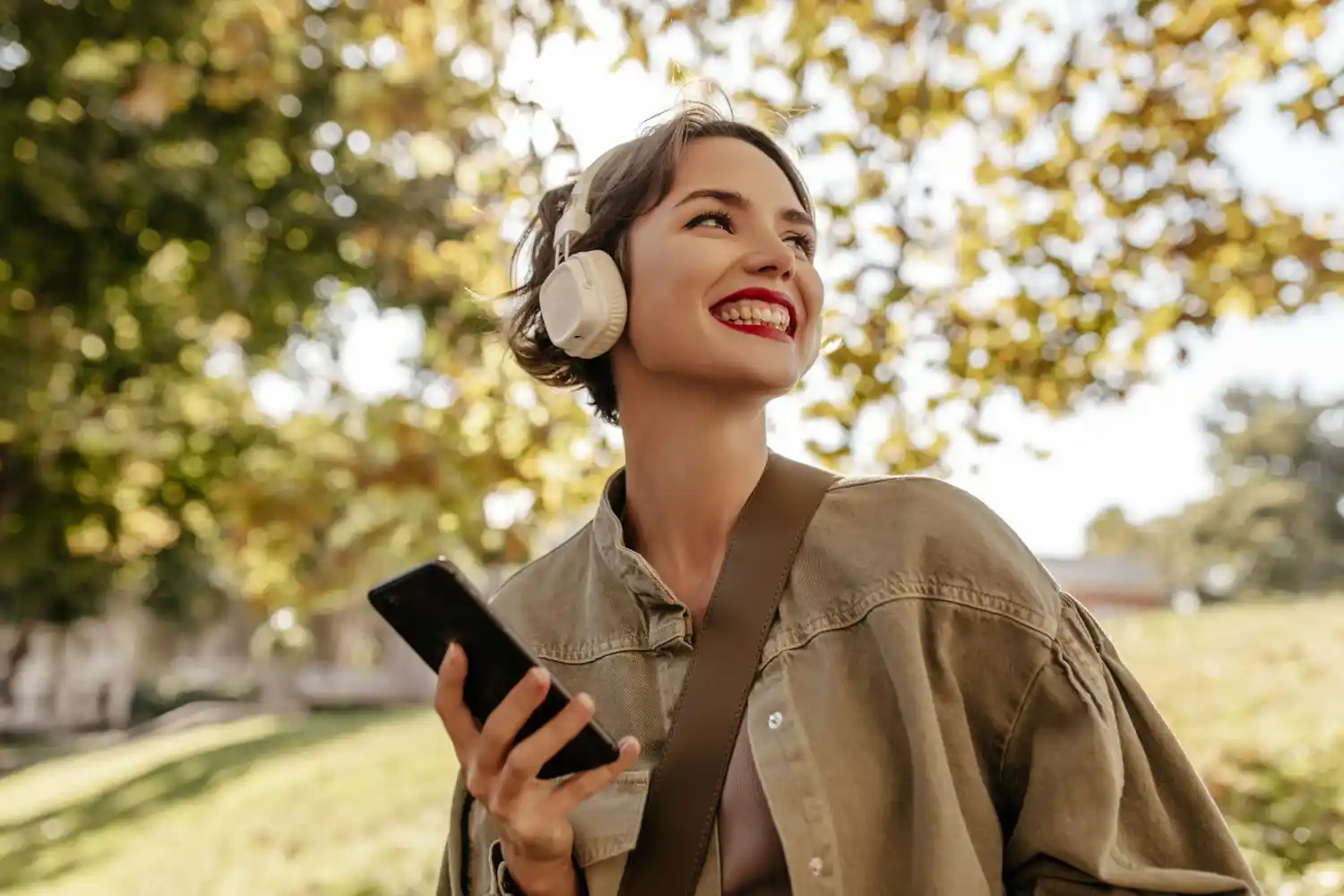chica escuchando audio lossless en un parque