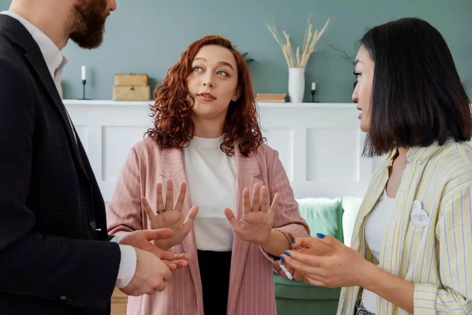 donna cerca di zittire frasi pungenti e ironiche