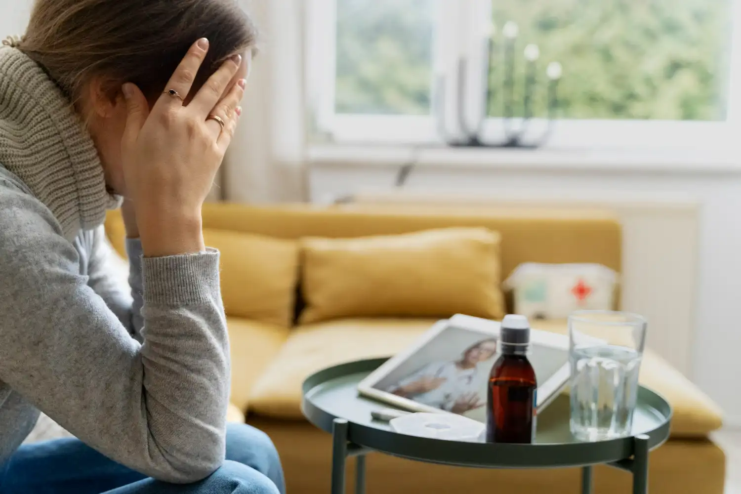donna disperata davanti a antidepressivi