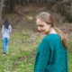donna si gira triste con in fondo figlia che va via