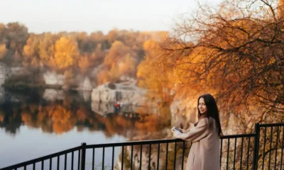 donna su ponte in autunno con freddo
