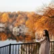 donna su ponte in autunno con freddo