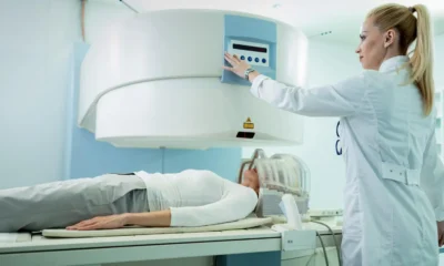 dottoressa maneggia macchina di radioterapia