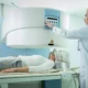 dottoressa maneggia macchina di radioterapia