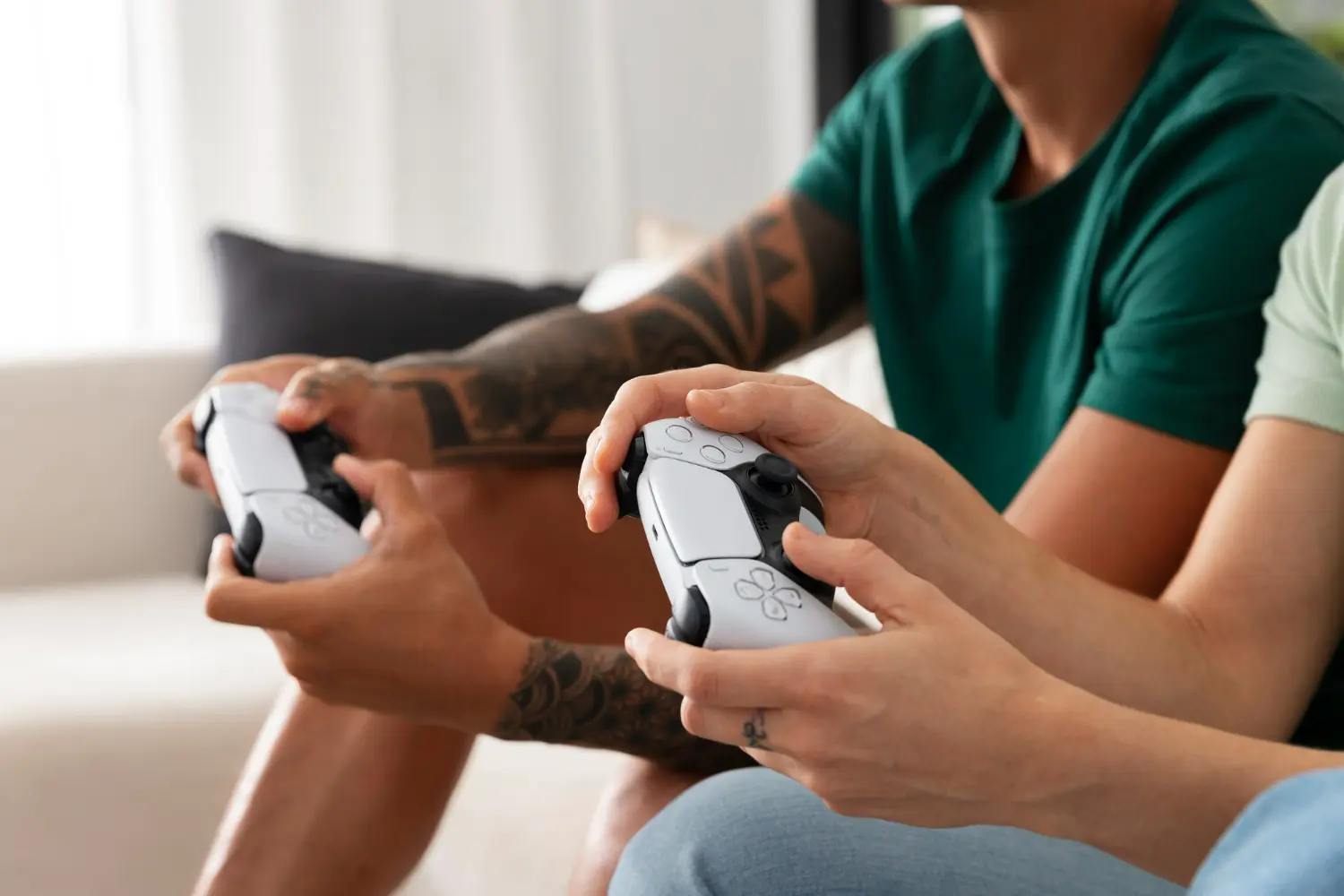 due amici giocano a Hollow Knight Silksong