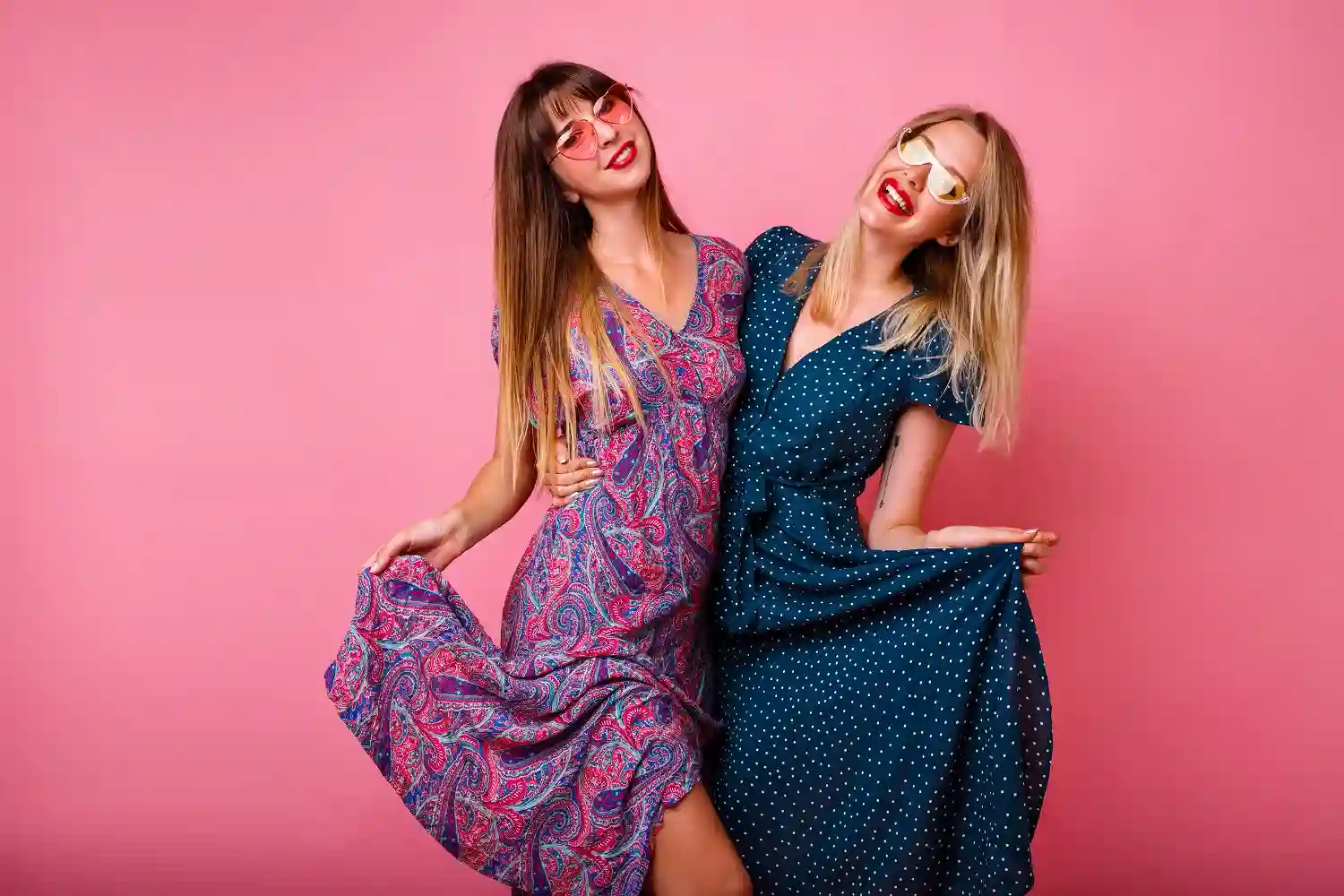due modelle con colori di moda