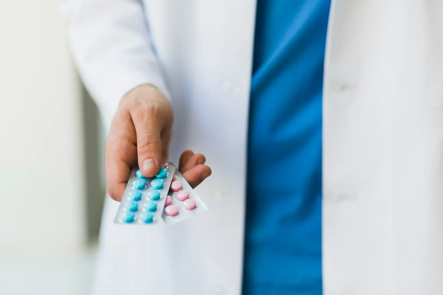 farmacista con blisters di bioarginina c