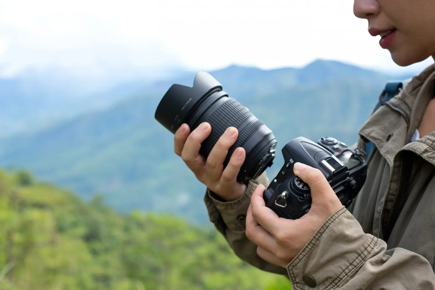 fotografo mentre maneggia una nuova Nikon ZR