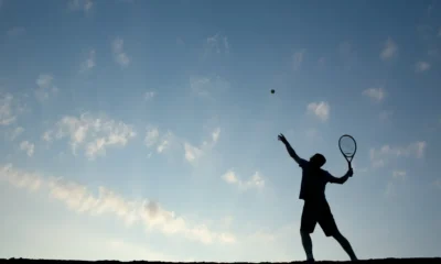 giocatore di tennis batte in controluce