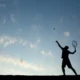 giocatore di tennis batte in controluce