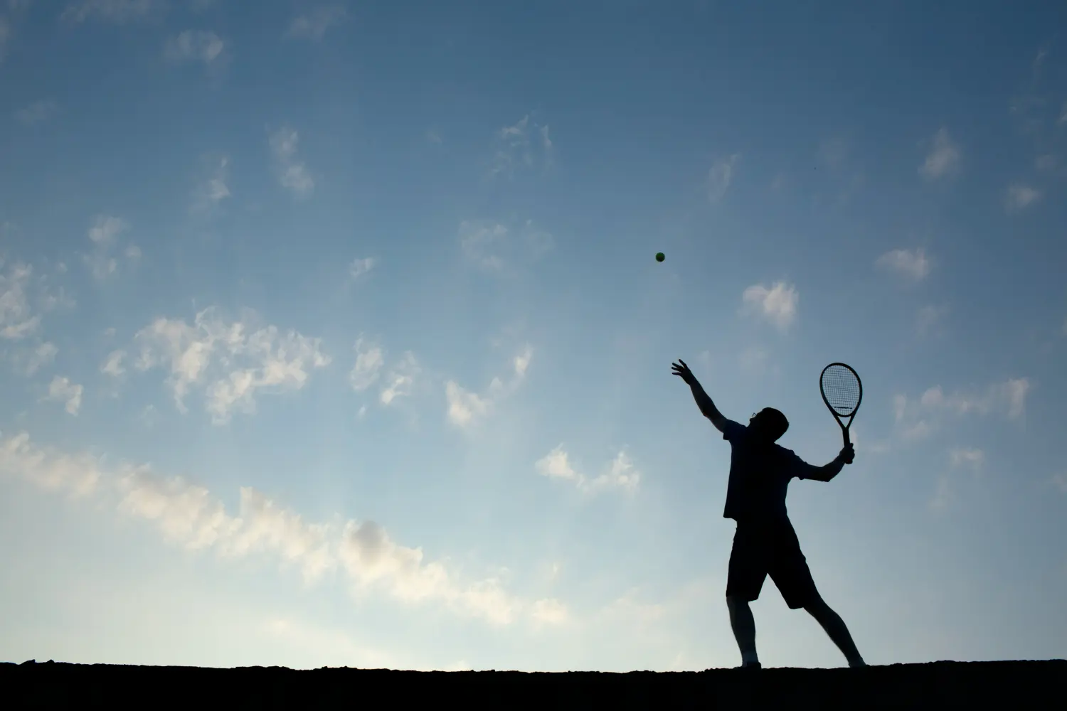 giocatore di tennis batte in controluce