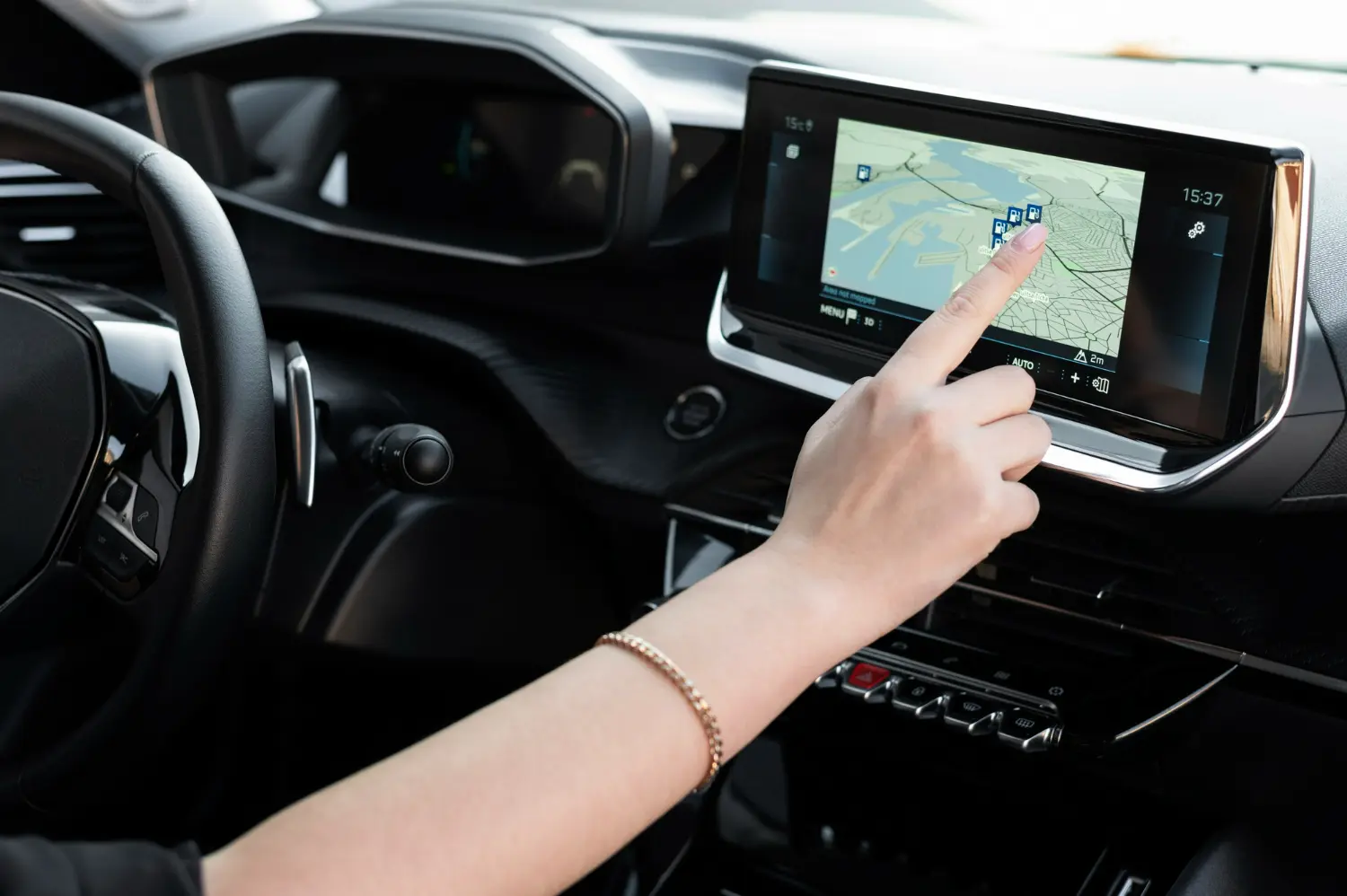 guidatrice aggiorna le mappe dello stereo clarion