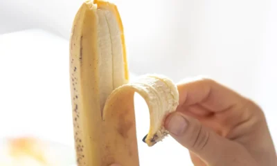 mano di uumo sbucciando una banana