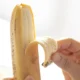 mano di uumo sbucciando una banana