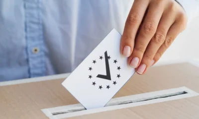 mano di votante sulla urna