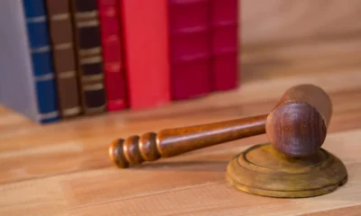 mazzo del giudice accanto a dei libri