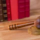 mazzo del giudice accanto a dei libri