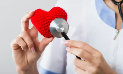 medico auscultando cuore di stoffa