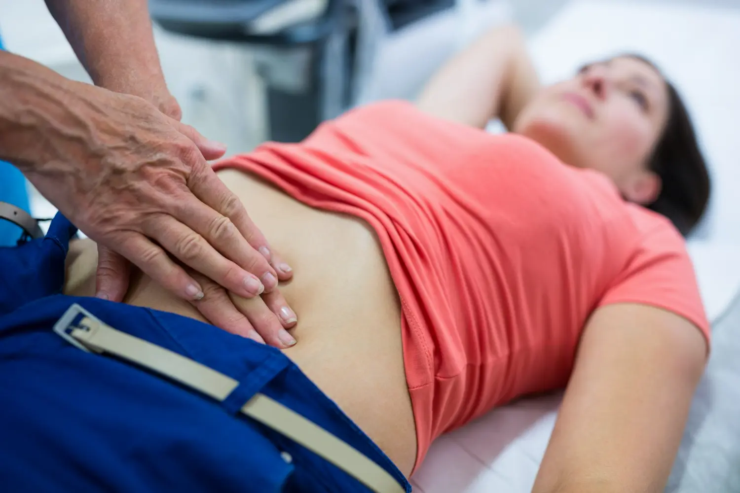 medico controlla lo sleeve gastrico a una donna