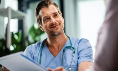 medico sorridente durante una consulta