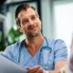medico sorridente durante una consulta