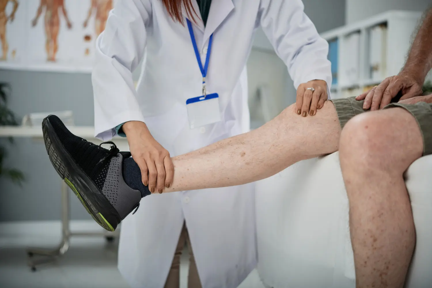 medico tratta uomo con esostosi