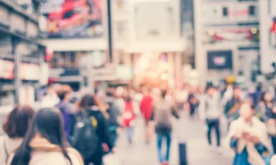 molte persone camminano in una strada