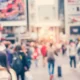 molte persone camminano in una strada
