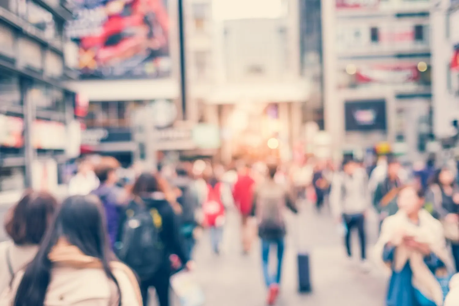 molte persone camminano in una strada