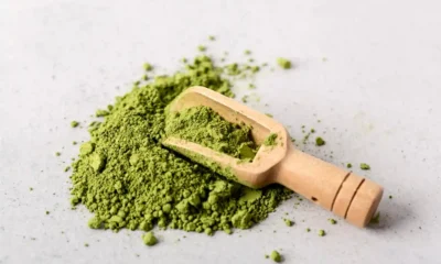 moringa con una cucchiarella di legno
