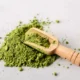 moringa con una cucchiarella di legno