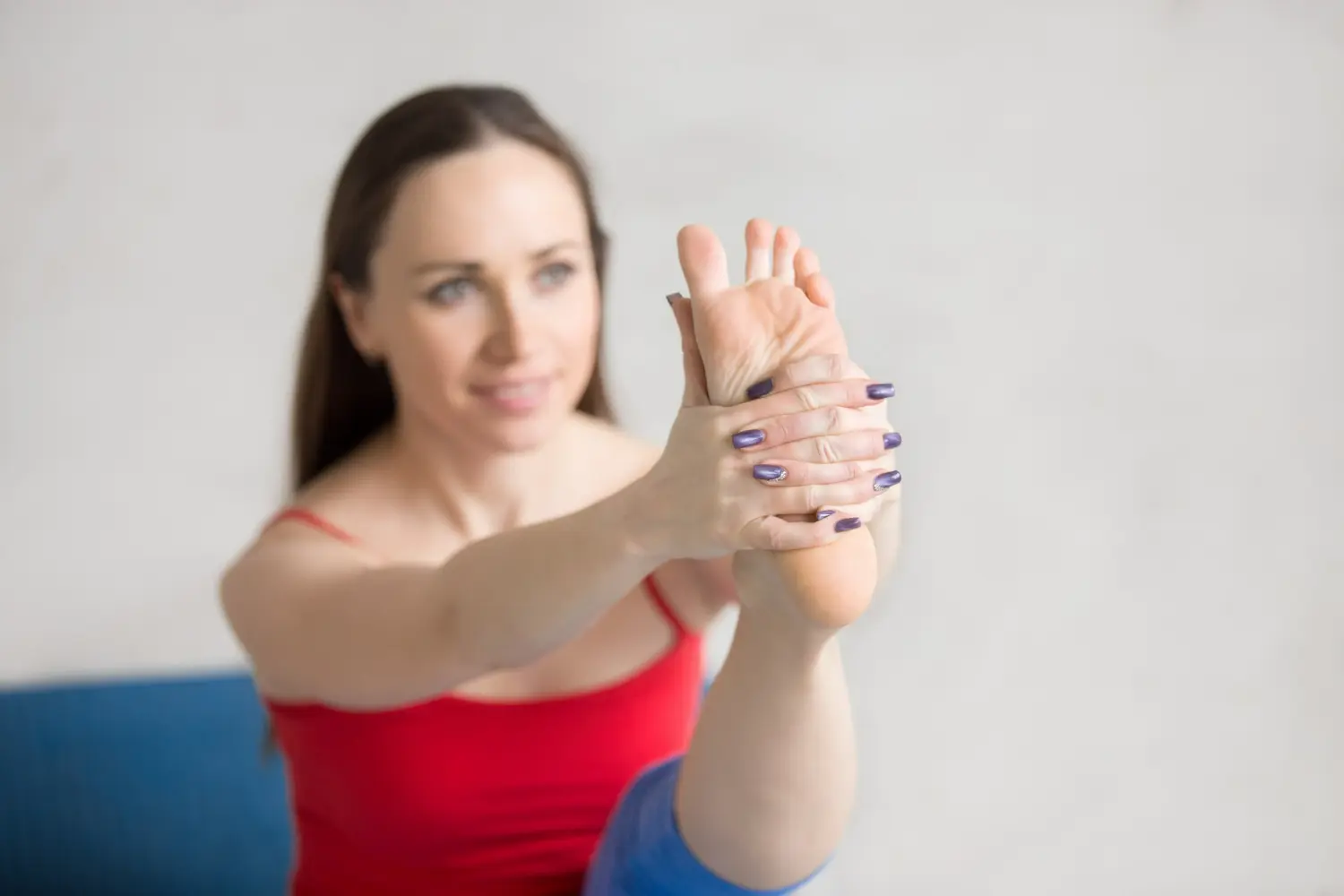 ragazza cerca di sfiammare il neuroma di morton