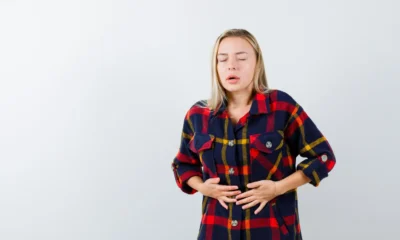 ragazza con problemi allo stomaco si tiene la pancia
