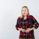 ragazza con problemi allo stomaco si tiene la pancia