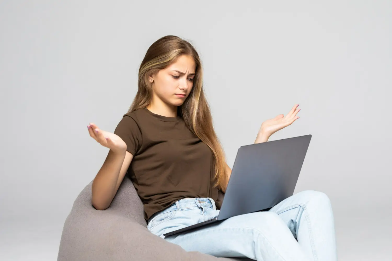 ragazza preoccupata per Linkem down oggi