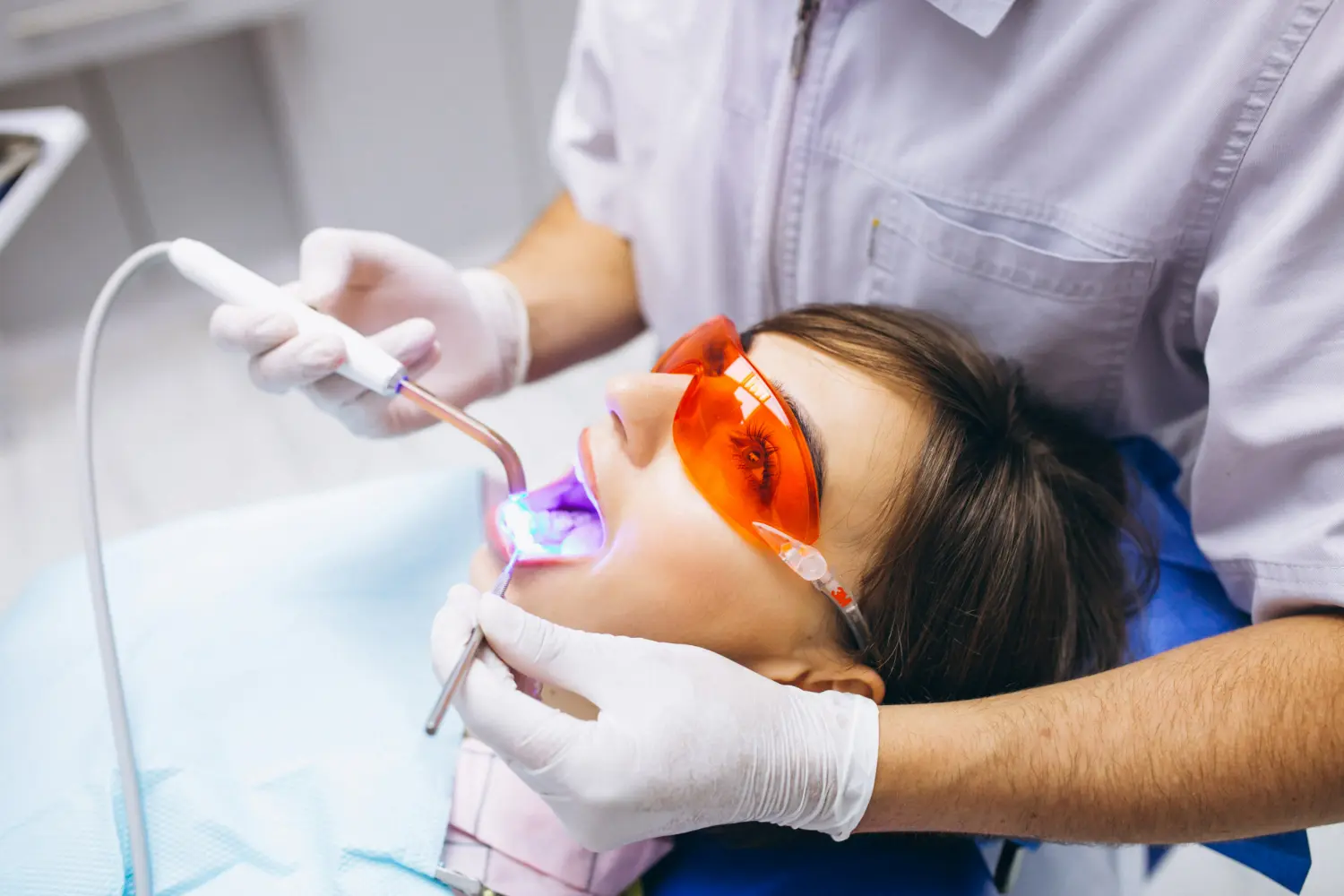 ragazza si fa sbiancare i denti