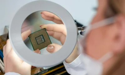 ricercatrice controlla chip di memoria cellulare