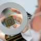 ricercatrice controlla chip di memoria cellulare