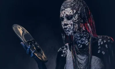 soldato africano con maschera tradizionale
